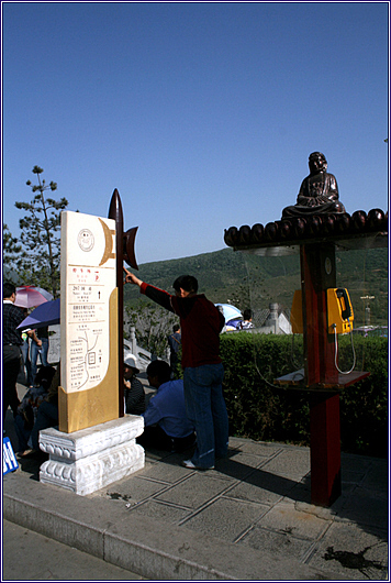 오른쪽으로 내려가면 주차장, 모든 공중전화 박스 위에 불상이 있다. 